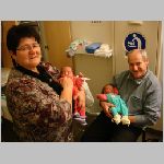 20 Das Grosi und der Grosdaedi beim kennenlernen der beiden.JPG